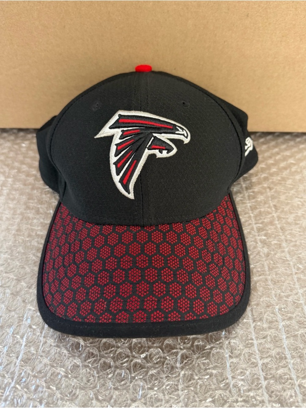 Atlanta Falcons Black & Red Hex Pattern Flexfit Hat Small-Medium